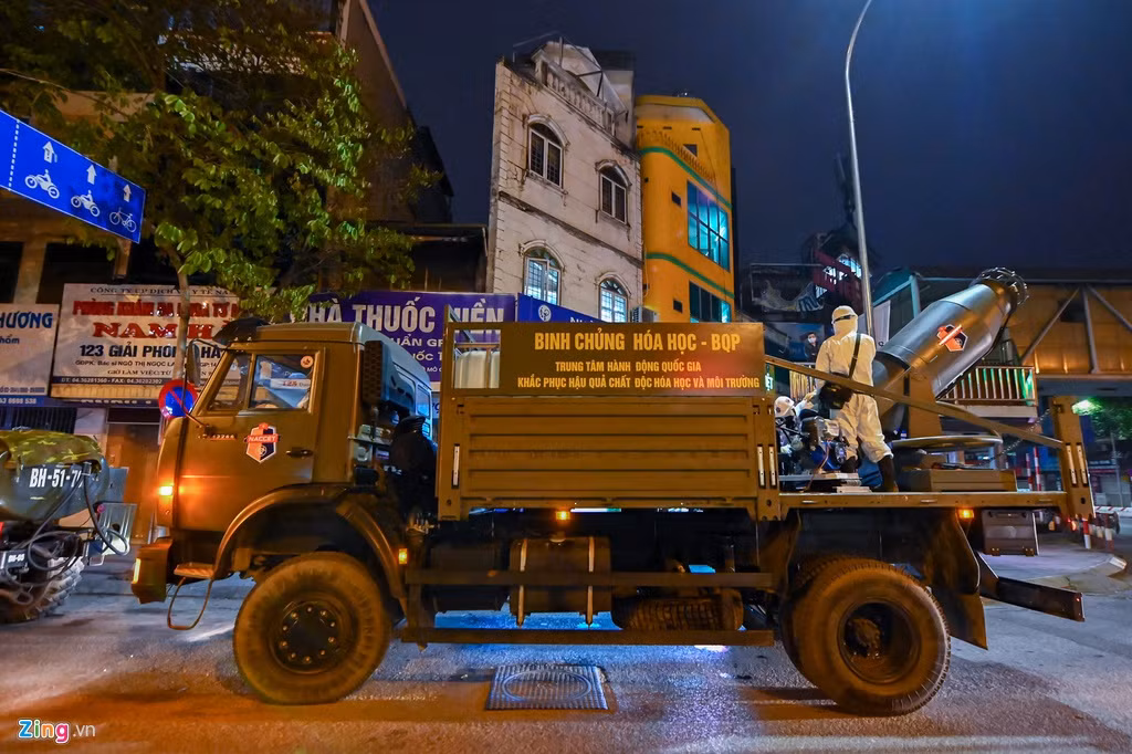 Binh chủng Hoá học của Quân đội Nhân dân Việt Nam cũng đã từng tham gia tẩy uế nhiều khu vực, địa bàn để phòng chống lây nhiễm Covid-19 nhưng đây có vẻ như là lần đầu tiên Trạm tiêu tẩy đa năng được sử dụng. Nguồn ảnh: Zingnews.