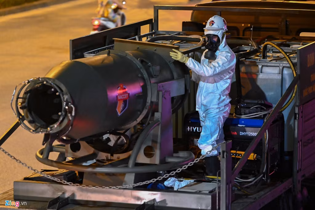 Ở phía thùng sau của xe có một máy phát điện, các thùng chứa dung dịch khử khuẩn cùng một hệ thống phun xịt kích thước lớn. Nguồn ảnh: Zingnews.