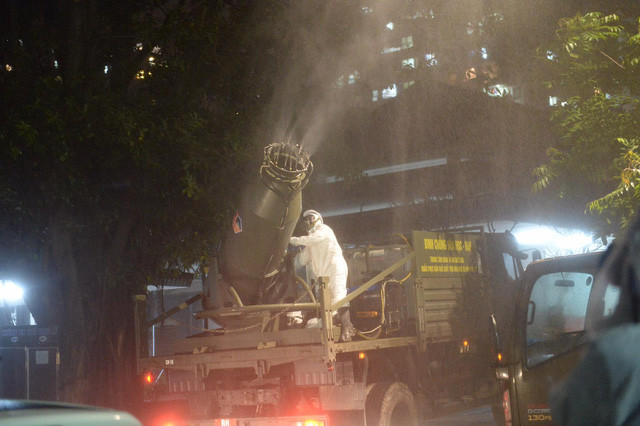 Dung dịch khử khuẩn được phun lên không trung để tạo thành màn sương dày đặc đủ để khử khuẩn, tiêu diệt virus trong không khí. Nguồn ảnh: Giadinh.