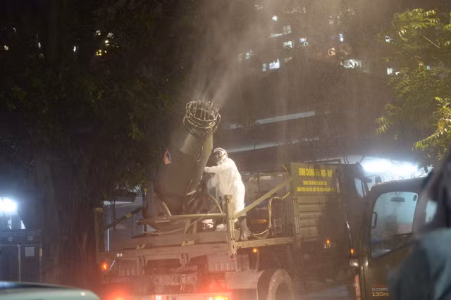 Dung dịch khử khuẩn được phun lên không trung để tạo thành màn sương dày đặc đủ để khử khuẩn, tiêu diệt virus trong không khí. Nguồn ảnh: Giadinh.