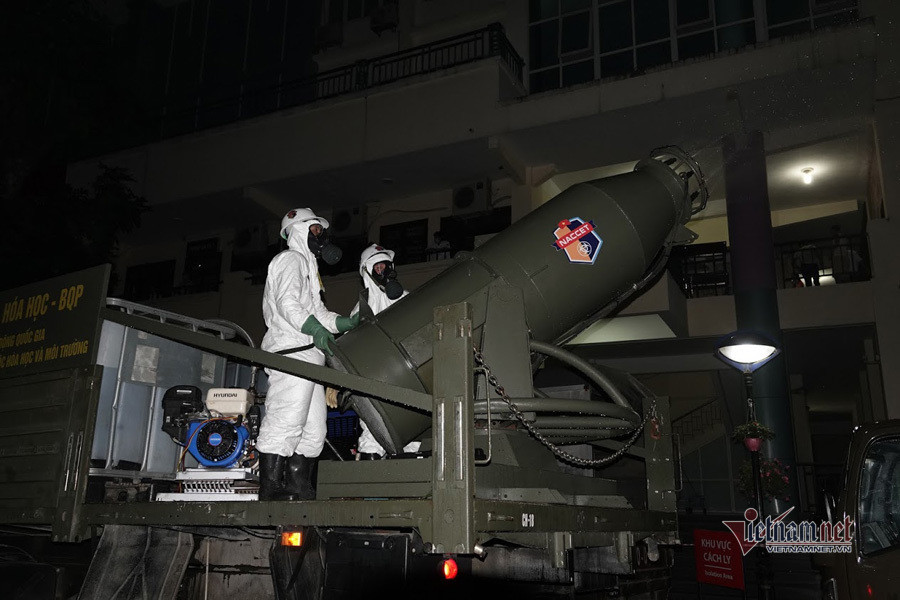 Một trong những điểm yếu nhất của thiết bị này là kích thước của nó khá cồng kềnh, khó có thể di chuyển vào trong những khu vực chật hẹp để thực hiện việc khử khuẩn. Nguồn ảnh: Vietnamnet. Quân đội huy động xe đặc chủng khử khuẩn bệnh viện Bạch Mai. Nguồn: VTC9.