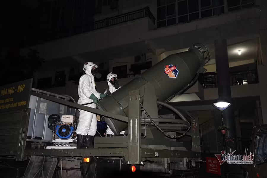 Một trong những điểm yếu nhất của thiết bị này là kích thước của nó khá cồng kềnh, khó có thể di chuyển vào trong những khu vực chật hẹp để thực hiện việc khử khuẩn. Nguồn ảnh: Vietnamnet. Quân đội huy động xe đặc chủng khử khuẩn bệnh viện Bạch Mai. Nguồn: VTC9.