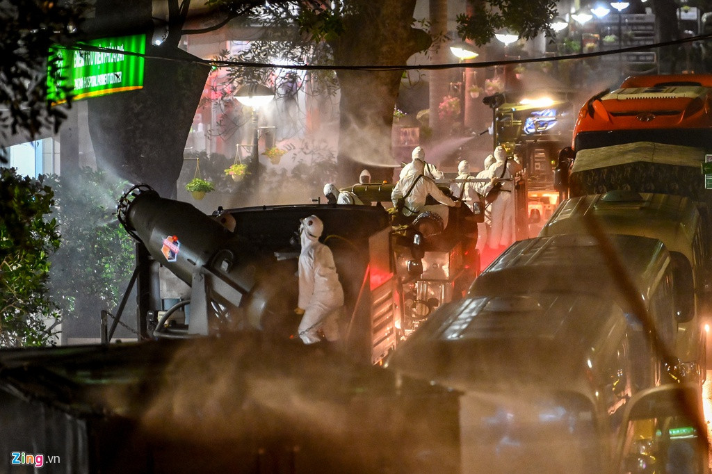 Dung dịch khử khuẩn khi được phun ra từ Trạm tiêu tẩy đa năng tạo thành làn hơi sương khá dày. Nguồn ảnh: Zingnews.