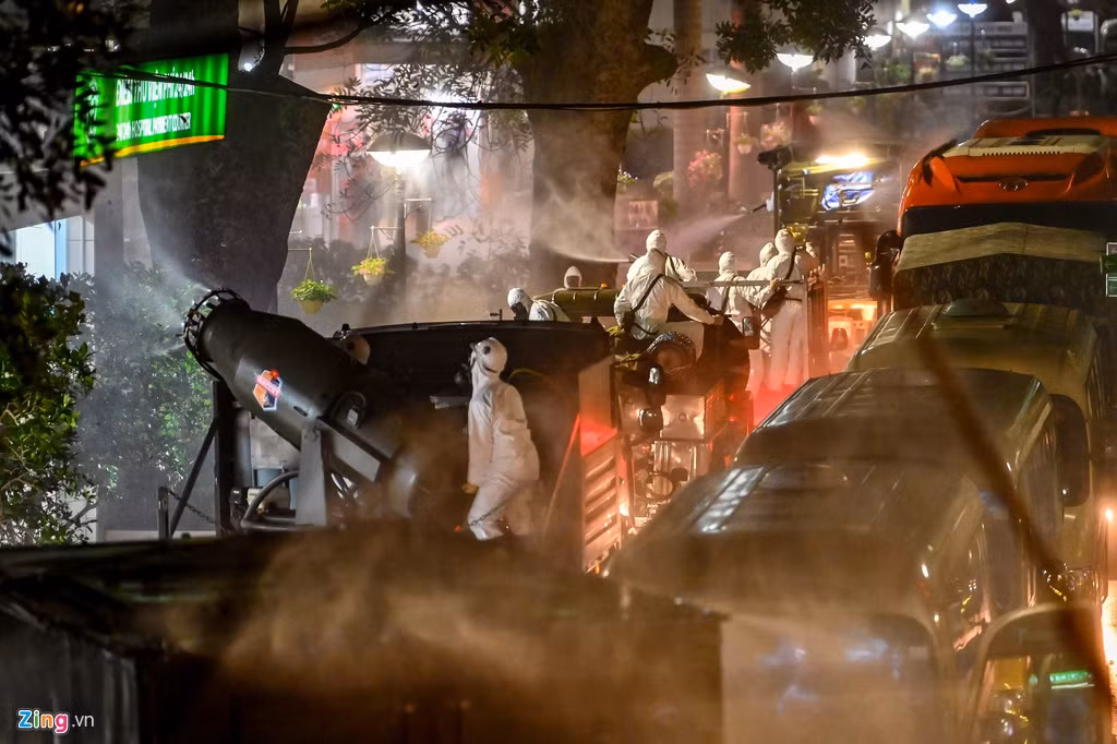 Dung dịch khử khuẩn khi được phun ra từ Trạm tiêu tẩy đa năng tạo thành làn hơi sương khá dày. Nguồn ảnh: Zingnews.