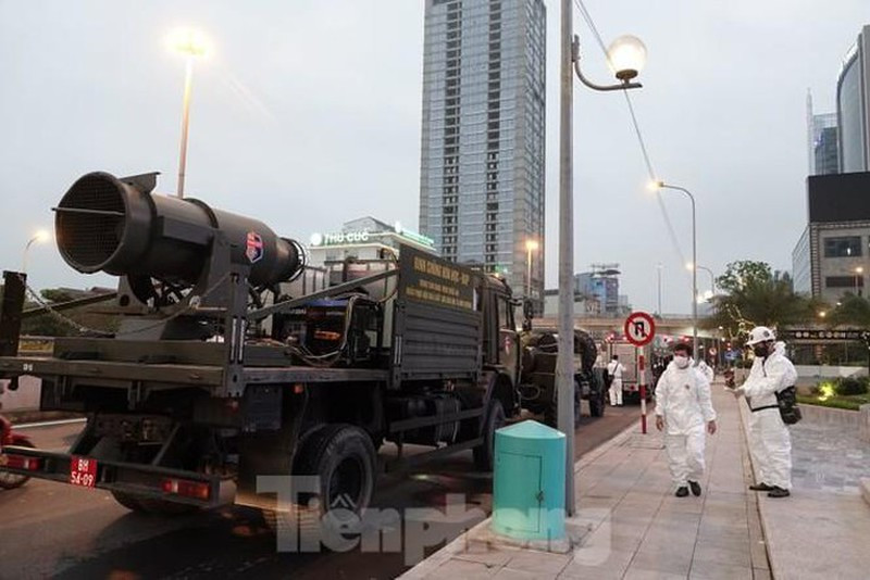 Hệ thống Trạm tiêu tẩy đa năng tập kết chuẩn bị tham gia tẩy rửa bệnh viện Bạch Mai. Nguồn ảnh: Tienphong.
