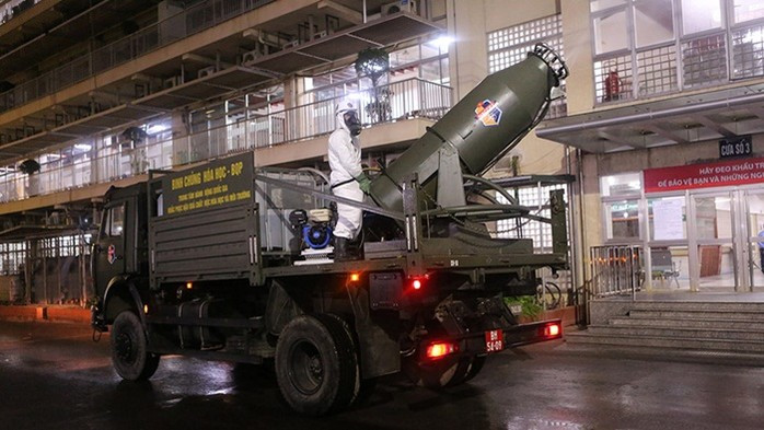 So với các thiết bị cầm tay hoặc các thiết bị phun xịt tẩy uế thường thấy, Trạm tiêu tẩy đa năng có độ phủ rộng hơn và tản mát được dung dịch khử khuẩn ra nhiều hướng. Nguồn ảnh: MTĐT.