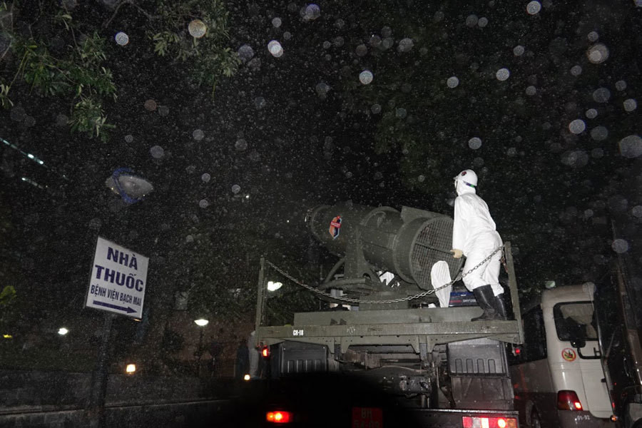 Màn hơi sương này sau đó sẽ lắng xuống đất, bám vào các vật dụng, đồ dùng và xe cộ ở xung quanh, tiếp tục khử khuẩn thụ động trên mặt đất. Nguồn ảnh: Vietnamnet.