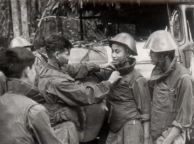 So với thể hình người lính Việt Nam, mũ sắt và áo giáp có phần cồng kềnh, vướng víu. Nguồn ảnh: TL.