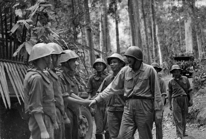 Đã từng có thời gian, áo giáp và mũ sắt là trang bị bắt buộc cho mọi người lính lái xe vận tải trên tuyến đường Trường Sơn huyết mạch. Bảo vệ được người lính lái xe đồng nghĩa với việc những chuyến hàng quý giá sẽ đến nơi đúng lúc, kịp thời phục vụ miền Nam kháng chiến. Nguồn ảnh: TL.