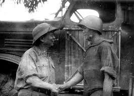 Đại tướng Võ Nguyên Giáp thăm chiến sĩ lái xe của Tiêu đoàn 101 thực hiện nhiệm vụ vận tải trên tuyến đường mòn Hồ Chí Minh lịch sử. Nguồn ảnh: TL.