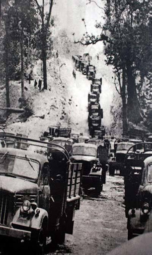 Thậm chí từ năm 1968, chúng ta còn có thể hành quân bằng xe cơ giới với tốc độ cao. Đặc biệt kể từ sau năm 1973, thời gian hành quân bằng xe cơ giới vào tận mặt trận chỉ còn 10 ngày, mỗi tháng chuyển được tới 50.000 quân vào chiến trường, giảm thiểu tối đa thiệt hại do kiệt sức, suy dinh dưỡng, bệnh tật hay... lạc đường. Nguồn ảnh: TL.