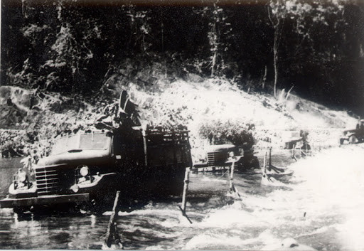 Việc xây dựng, hoàn thiện được tuyến đường vận tải bằng cơ giới giúp giải phóng rất lớn cho người lính bộ binh khi họ có sẵn đồ tiếp tế tại các binh trạm thay vì phải tự mang vác theo. Cụ thể, năm 1965 mỗi người lính bộ binh phải mang theo 30 kg quân trang, tới năm 1966 giảm xuống còn 25 kg, năm 1967 chỉ còn 20 kg, phân còn lại được xe cơ giới chuyên chở. Nguồn ảnh: TL.