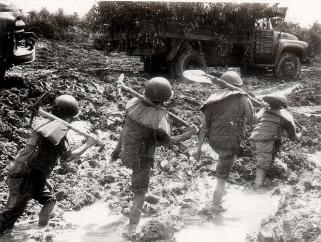 Tuy nhiên do nhiệm vụ lái xe, những người lính vận tải không cần phải hành quân bộ nhiều như bộ binh nên trang bị này được cho là phù hợp với môi trường, điều kiện tác chiến của những đoàn vận tải trên đường Trường Sơn. Nguồn ảnh: TL.