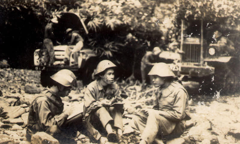 Loại mũ sắt M56 do CHDC Đức viện trợ cho chúng ta dù không thể chống được đạn bắn thẳng nhưng rất hữu dụng trong việc chống lại mảnh văng, mảnh rơi từ bom, mìn của đối phương. Nguồn ảnh: TL.