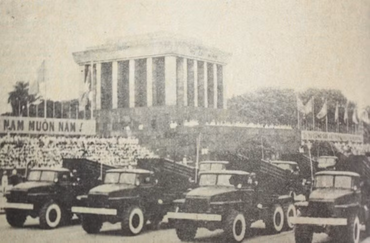 Trong buổi lễ này, một loạt các loại khí tài quân sự hiện đại bậc nhất thời bấy giờ đã được chúng ta trình diễn công khai ngay giữa thủ đô Hà Nội. Nguồn ảnh: TL.