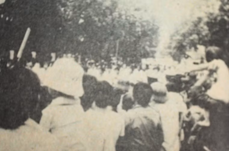 Người dân địa phương và những vùng lân cận tràn về thủ đô để được tận mắt chứng kiến cuộc duyệt binh lớn nhất trong lịch sử. Nguồn ảnh: TL.