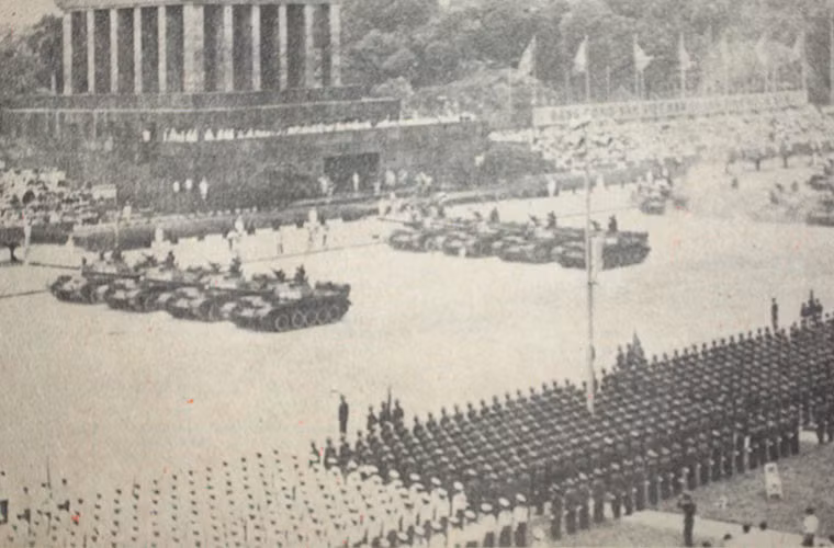 Các xe tăng T-54/55 và xe tăng Type 59 do Trung Quốc sản xuất được chúng ta sử dụng trong biên chế lực lượng thiết giáp tiến qua Quảng trường Ba Đình. Nguồn ảnh: TL.