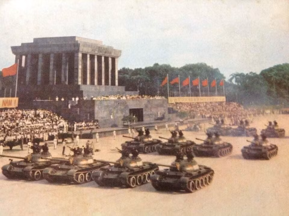 Cuộc duyệt binh quy mô lớn trên Quảng trường Ba Đình lần cuối cùng được diễn ra từ năm 1985 - kỷ niệm 40 năm ngày Bác Hồ độc Tuyên Ngôn Độc Lập khai sinh ra nước Việt Nam Dân chủ Cộng hoà. Nguồn ảnh: TL.