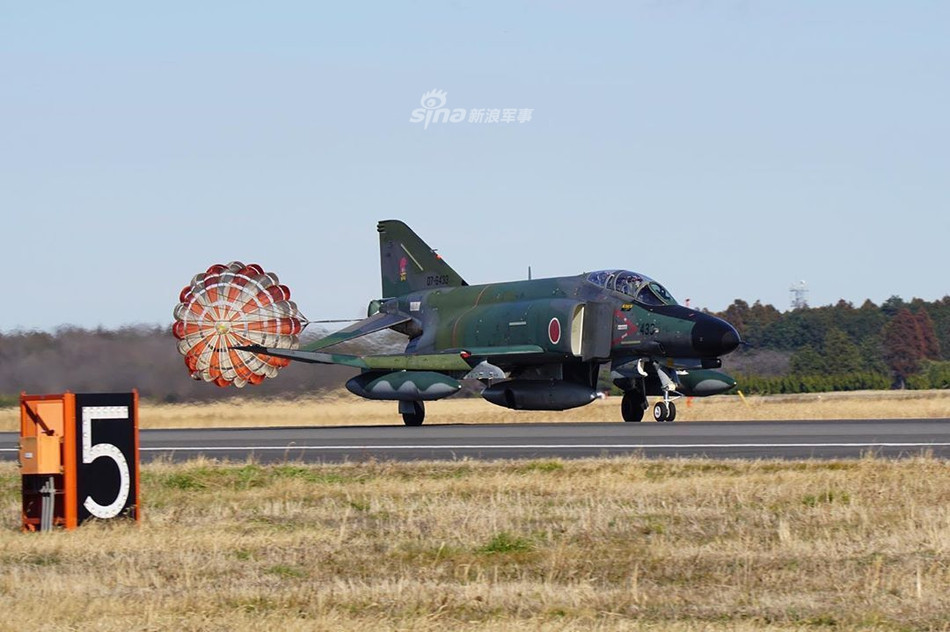 Theo truyền thông địa phương, những chiếc RF-4E/EJ này đã phục vụ trong lực lượng phòng vệ trên không Nhật Bản tổng cộng 59 năm và là một trong những loại máy bay chiến đấu, trinh sát "sống thọ" nhất của lực lượng này. Nguồn ảnh: Sina.