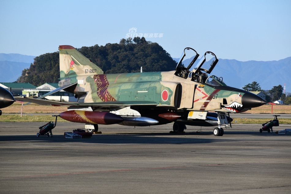 Để đảm bảo các máy bay RF-4E/EJ của Nhật Bản không có khả năng tác chiến ở nước ngoài theo yêu cầu của hiến pháp Nhật Bản, toàn bộ đội bay RF-4E/EJ của Nhật đều không có khả năng tiếp liệu trên không. Nguồn ảnh: Sina.