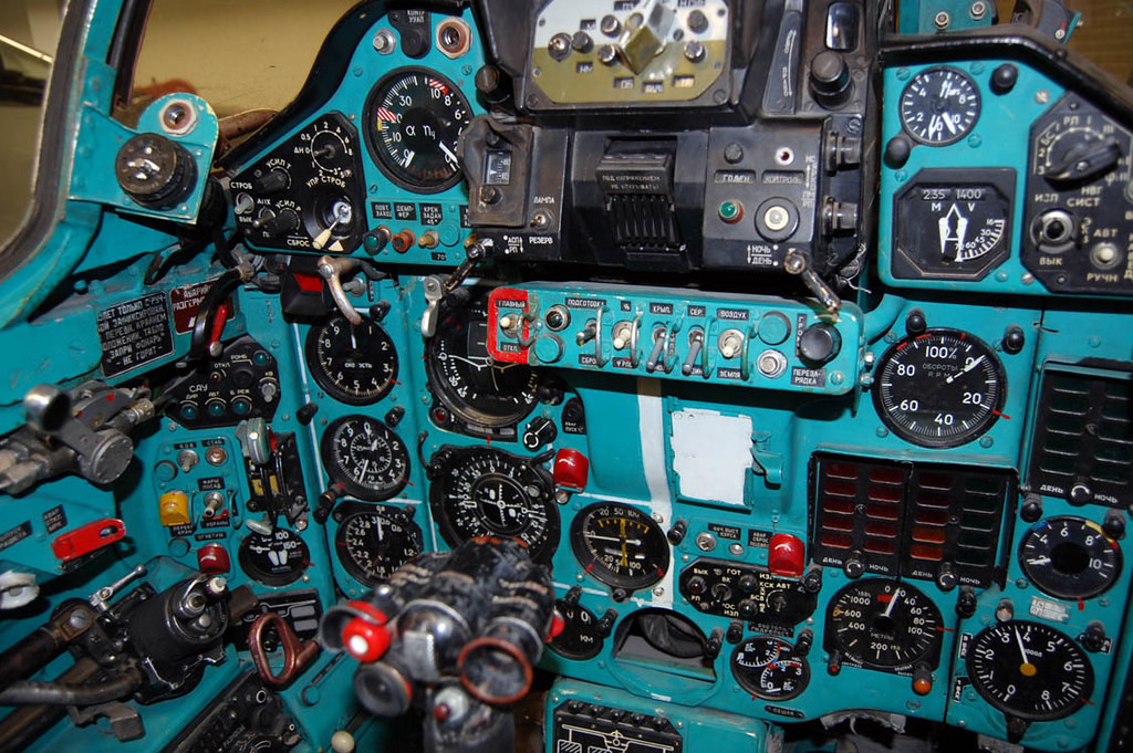 Ngoài ra, việc sử dụng màu xanh ngọc còn liên quan tới yếu tố bí mật và chiến thuật của phi cơ khi thực hiện nhiệm vụ ban đêm. Nguồn ảnh: Pinterest.