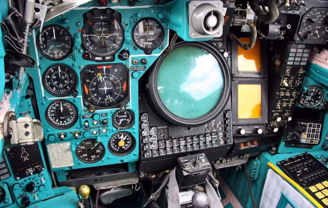Với khoang lái có màu xanh ngọc, ánh sáng đỏ của đèn khoang lái khi phát ra sẽ gần như không bị phản xạ hoặc chuyển thành màu khác, đảm bảo phi công vừa dễ thao tác trong khoang lái, đối phương vừa khó phát hiện bằng mắt thường. Nguồn ảnh: Pinterest.