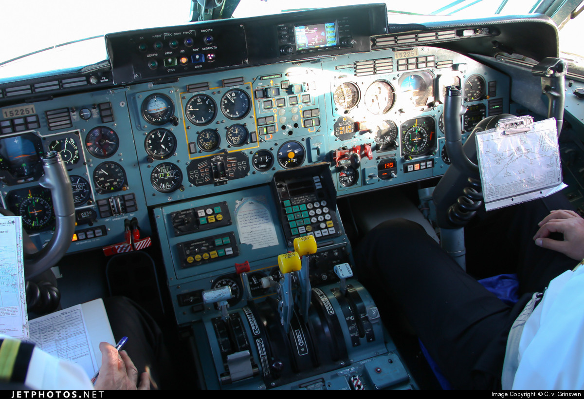 Cụ thể, phần lớn các loại máy bay đều sử dụng đèn khoang lái có màu đỏ do đây là màu sắc có bước sóng rất ngắn, rất khó để nhận ra ở khoảng cách xa. Nguồn ảnh: Pinterest.