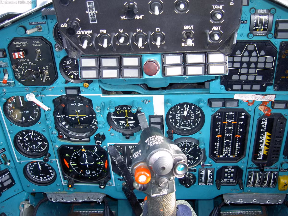 Trên nhiều máy bay chiến đấu của NATO, thậm chí còn không sử dụng đèn màu đỏ mà chuyển sang sử dụng đèn khoang lái màu xanh ngọc, đảm bảo ánh sáng phát ra trong khoang lái là ít nhất. Nguồn ảnh: Pinterest.