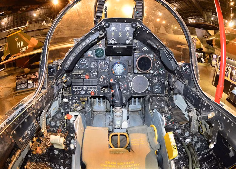 Trong khi đó, các máy bay chiến đấu của Mỹ lại thường được sơn màu đen, bạc trong khoang lái, mang lại yếu tố thẩm mỹ cao hơn. Nguồn ảnh: Pinterest.