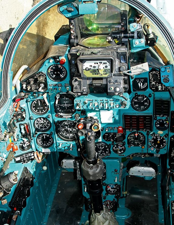 Theo nhiều tài liệu được Liên Xô công bố sau này cho thấy, có khá nhiều lý do để các kỹ sư Liên Xô chọn màu xanh ngọc lam để sơn trong khoang lái của ca-bin máy bay. Nguồn ảnh: Pinterest.