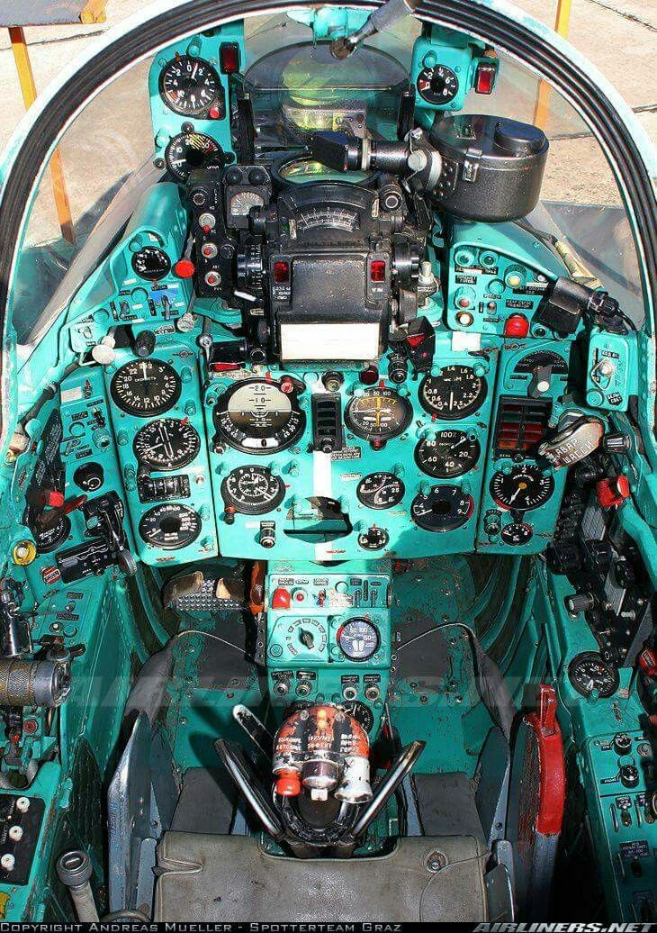 Ở lý do này, về cơ bản màu xanh ngọc lam trong khoang lái chiến đấu cơ sẽ giúp phi công giảm căng thẳng, nhất là trong những nhiệm vụ nguy hiểm - nơi mà không khí bên trong khoang lái luôn đặc quánh lại từng giây từng phút. Nguồn ảnh: Pinterest.