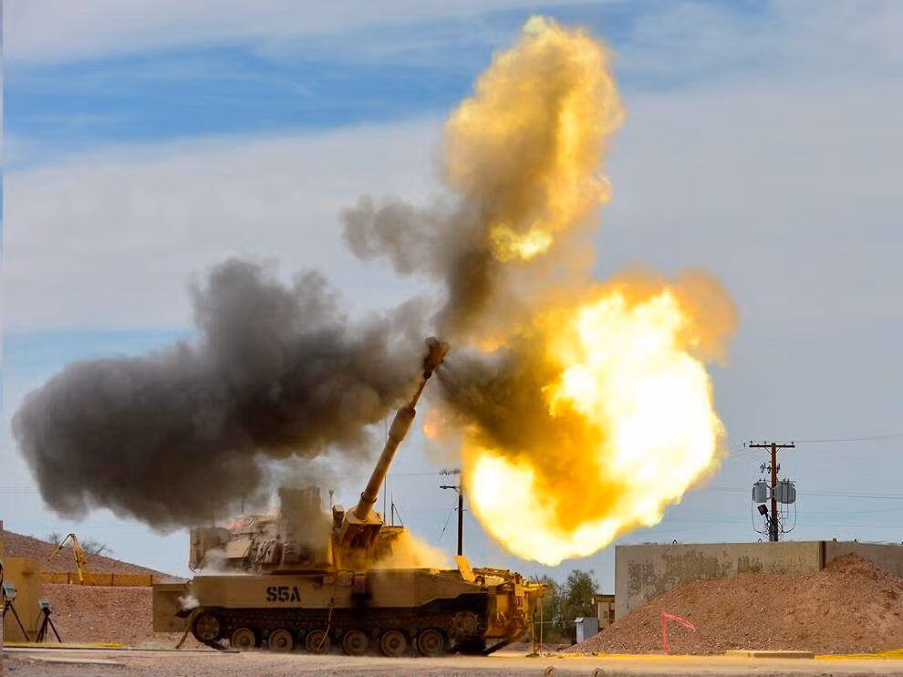 Cụ thể, với các mục tiêu nằm ngoài tầm pháo tự hành, quân đội Nga sẽ sử dụng các loại pháo phản lực phóng loạt - vốn có tầm bắn xa hơn nhiều so với pháo tự hành và uy lực cũng lớn hơn. Nguồn ảnh: Pinterest.