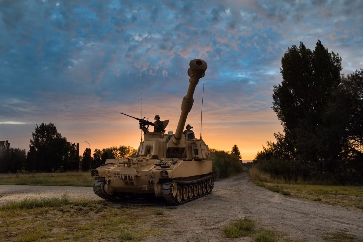 Trong trường hợp muốn huỷ diệt hoàn toàn mục tiêu và những khu vực lân cận, Mỹ sẽ sử dụng tới sức mạnh không quân nhiều hơn. Với hoả lực pháo binh, chủ yếu quân đội Mỹ vẫn nêu cao tính chính xác. Nguồn ảnh: Pinterest.