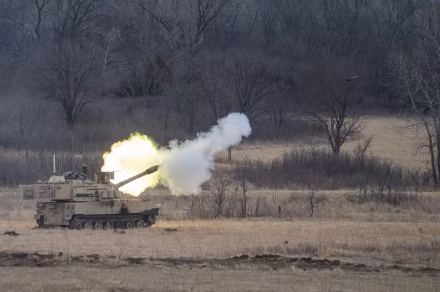 Đây không phải là dấu hiệu cho thấy quân đội Nga sở hữu dàn pháo tự hành thua kém hơn so với quân đội Mỹ mà chỉ đơn giản là do học thuyết quân sự của các quốc gia khác nhau và trang bị cũng khác nhau. Nguồn ảnh: Pinterest.