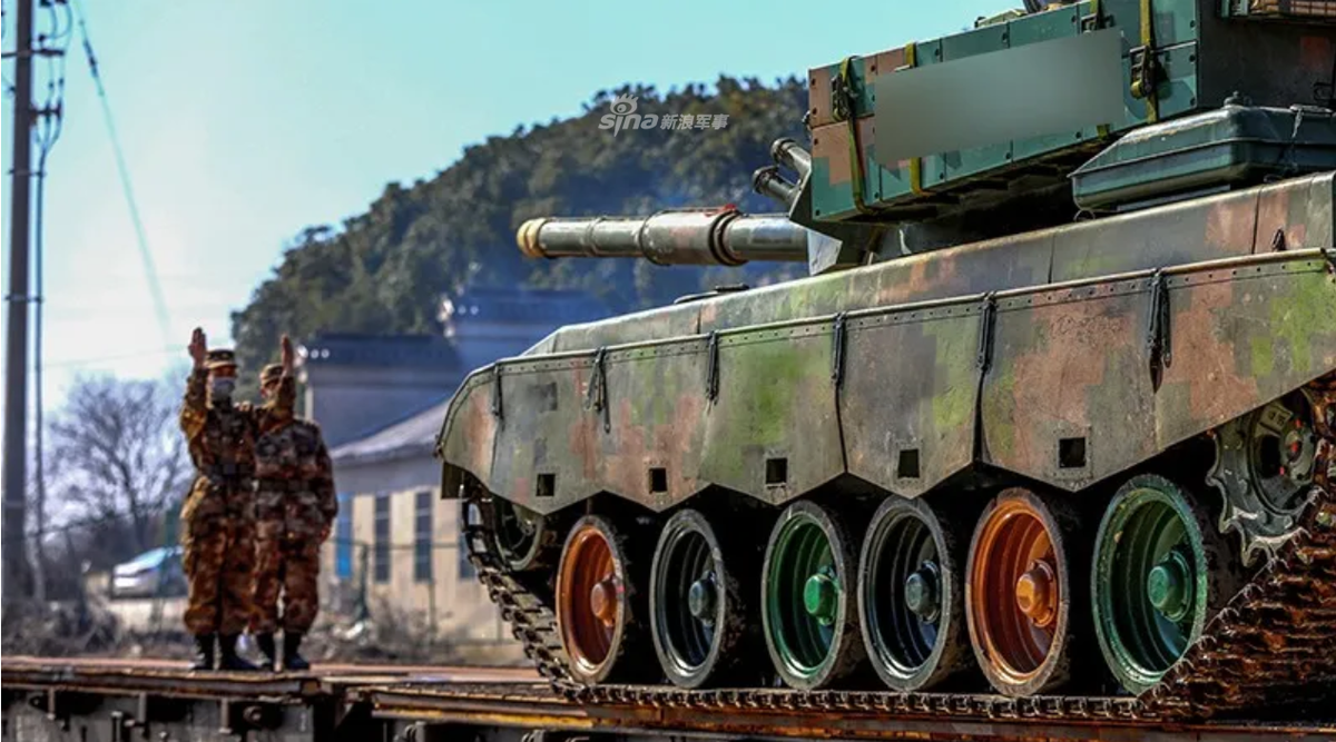 Cụ thể, loại xe tăng thế hệ hai của Trung Quốc từng "làm gỏi" T-72 của Nga trên chiến trường là Type 85-II. Loại xe tăng này được quân đội Sudan sản xuất dưới tên gọi Al-Bashir sau khi được Trung Quốc chuyển giao thiết kế, công nghệ. Nguồn ảnh: Sina.