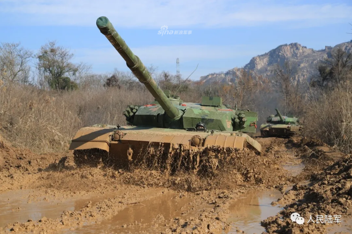 Cụ thể, thế hệ xe tăng chủ lực đầu tiên của Trung Quốc là các loại xe tăng Type 59 được nước này tự chế tạo dựa trên nguyên mẫu của T-54/55, thế hệ hai là các xe tăng Type 80, Type 88 và Type 96. Thế hệ thứ ba là xe tăng Type 98. Nguồn ảnh: Sina.