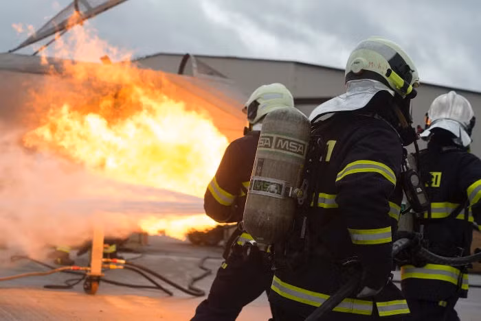 Việc không nắm bắt rõ nghiệp vụ cứu hộ thậm chí còn khiến cho tính mạng của các nhân viên cứu hoả này bị đe doạ khi họ tiếp cận sai cách thức. Nguồn ảnh: BI.