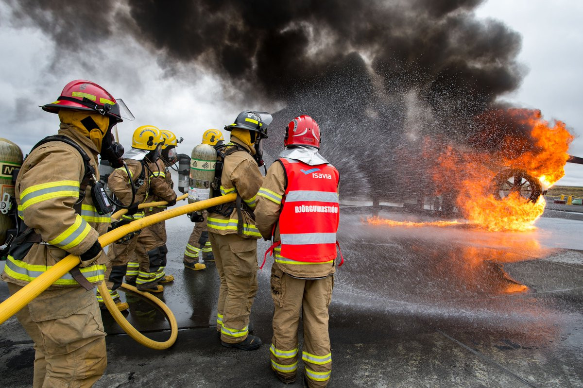 Các lực lượng cứu hoả thường túc trực trong trạng thái sẵn sàng phản ứng tại các sân bay quân sự. Tuy nhiên trong thời bình, đây có thể coi là một công việc khá "nhàn hạ" và ít rủi ro. Nguồn ảnh: BI.