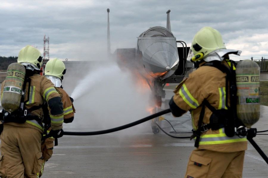 Các lực lượng cứu hộ của NATO còn có nhiều quốc tịch khác nhau khiến cho ngôn ngữ giao tiếp cũng là một rào cảnh khá lớn. Nguồn ảnh: BI.
