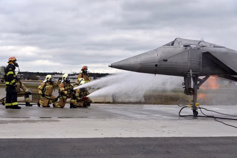 Thậm chí xét về mứu độ rủi ro, các lực lượng cứu hoả túc trực trong sân bay quân sự còn chịu áp lực ít hơn nhiều so với cứu hoả dân sự thông thường. Nguồn ảnh: BI.