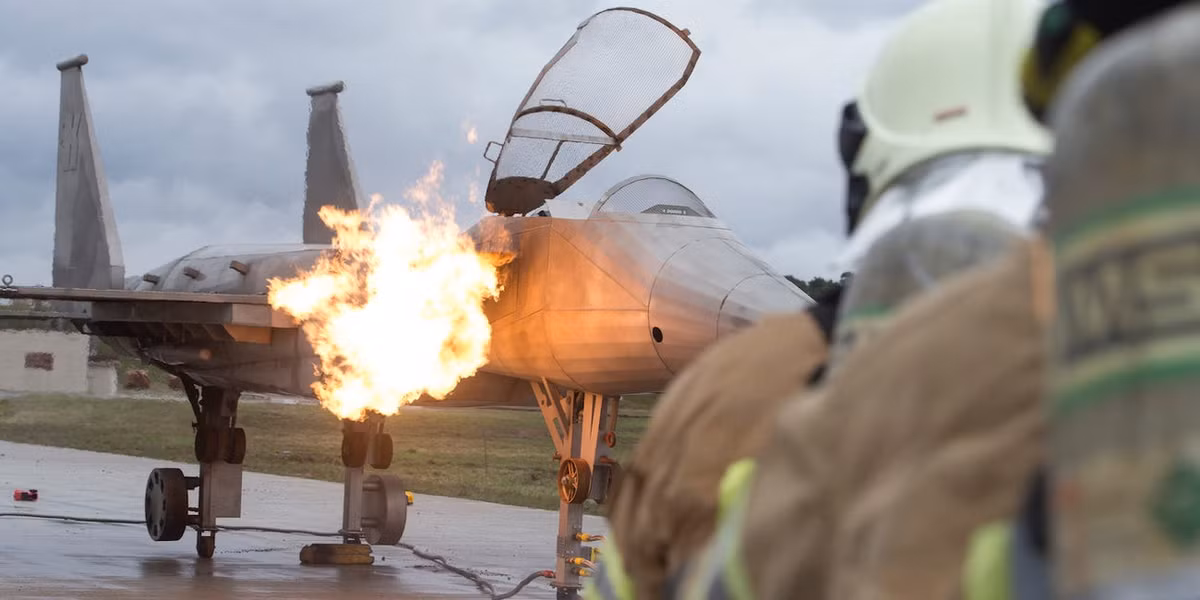 Một trong những điểm "bất cập" được báo chí phương Tây nhắc tới nhiều nhất đó là lực lượng cứu hoả của NATO hoàn toàn được tập huấn theo phương thức của Mỹ. Nguồn ảnh: BI.