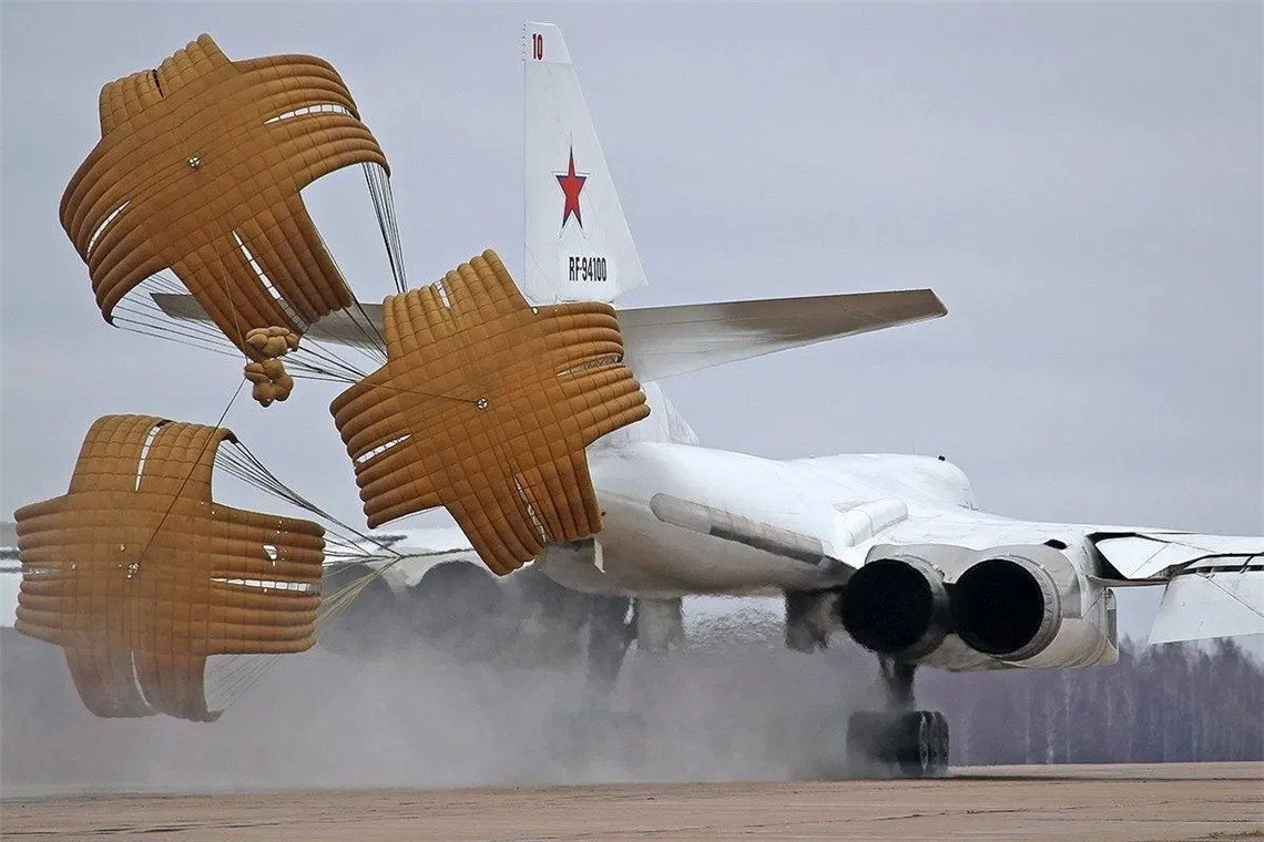 Tu-160 sử dụng bốn động cơ phản lực Samara NK-321, tốc độ bay lớn nhất của nó lên tới Mach 2.25 và độ cao lớn nhất nó đạt được có thể lên tới 16.000 mét. Nguồn ảnh: 81CN.