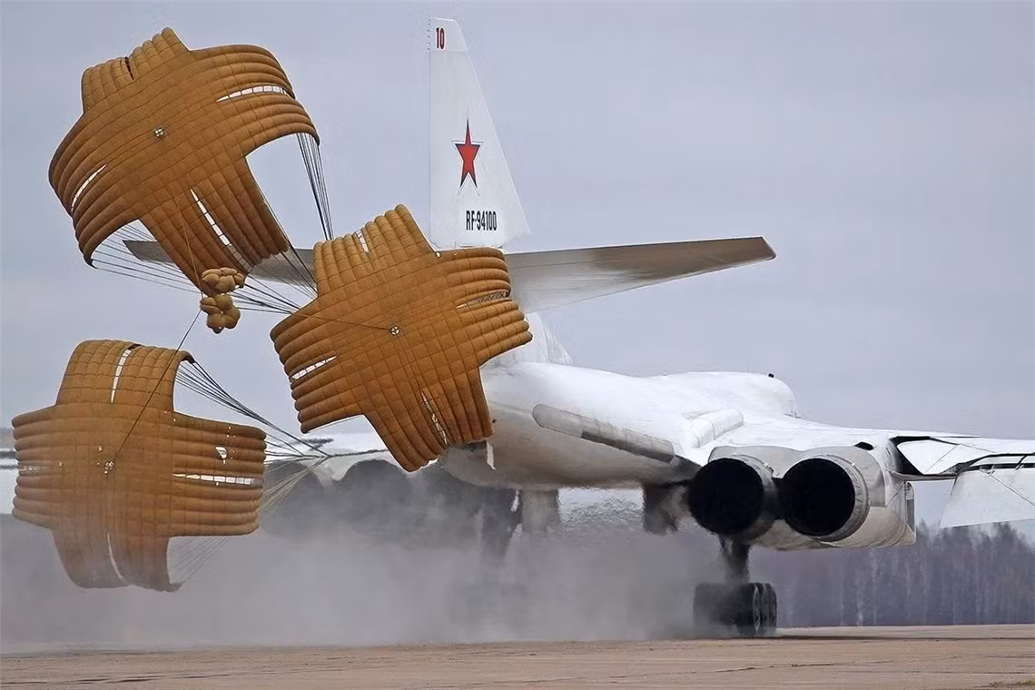 Tu-160 sử dụng bốn động cơ phản lực Samara NK-321, tốc độ bay lớn nhất của nó lên tới Mach 2.25 và độ cao lớn nhất nó đạt được có thể lên tới 16.000 mét. Nguồn ảnh: 81CN.