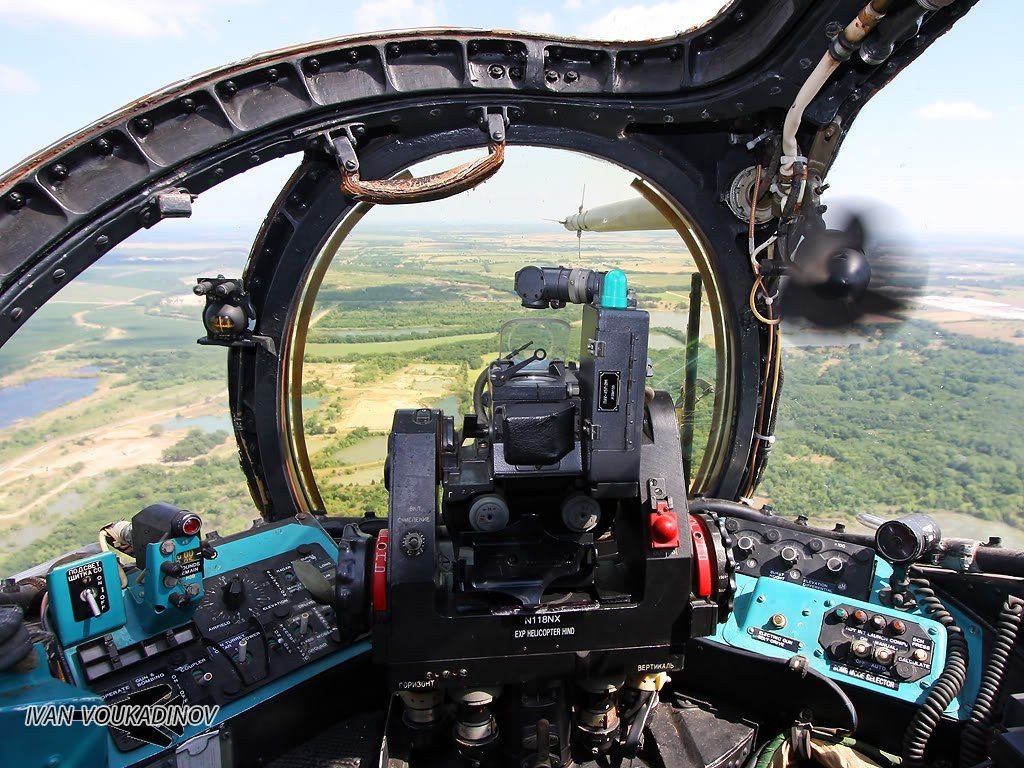 Quạt con cóc đang... quay tít mù trong khoang lái của trực thăng tấn công Mi-24. Nguồn ảnh: Ivan.