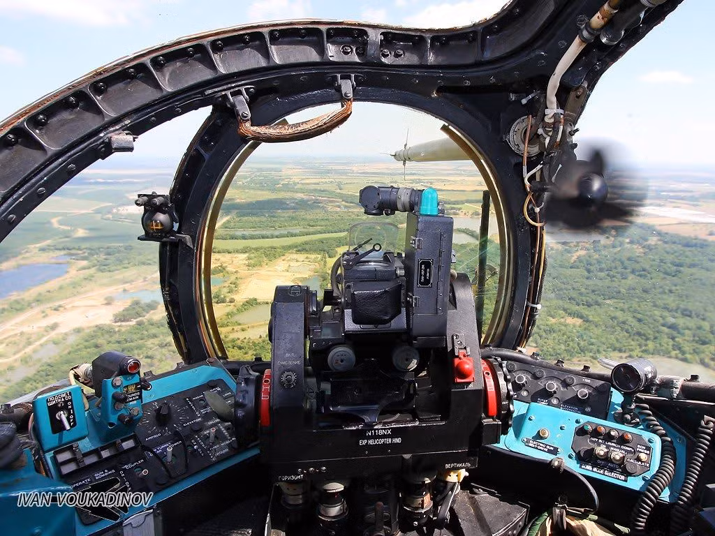 Quạt con cóc đang... quay tít mù trong khoang lái của trực thăng tấn công Mi-24. Nguồn ảnh: Ivan.