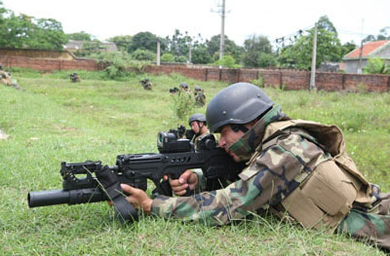 Trong tương lai, Tar-21 được dự tính sẽ là loại vũ khí thay thế cho súng trường tấn công AK-47 cùng các biên thể của nó trong biên chế quân đội Việt Nam hiện tại. Nguồn ảnh: QPVN.