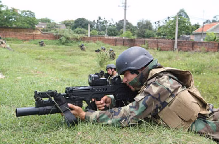 Trong tương lai, Tar-21 được dự tính sẽ là loại vũ khí thay thế cho súng trường tấn công AK-47 cùng các biên thể của nó trong biên chế quân đội Việt Nam hiện tại. Nguồn ảnh: QPVN.