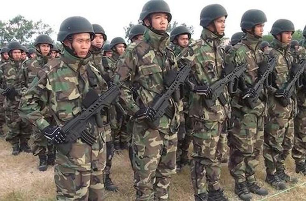 Bản tiêu chuẩn của Tar-21 có trọng lượng 3.27 kg, chiều dài tổng cộng 720 mm, chiều dài nòng súng 460 mm, loại đạn 5.56x45mm chuẩn NATO, tốc độ 750-900 phát/phút, sơ tốc đầu đạn 910 m/giây, tầm bắn 550 m. Nguồn ảnh: QPVN.