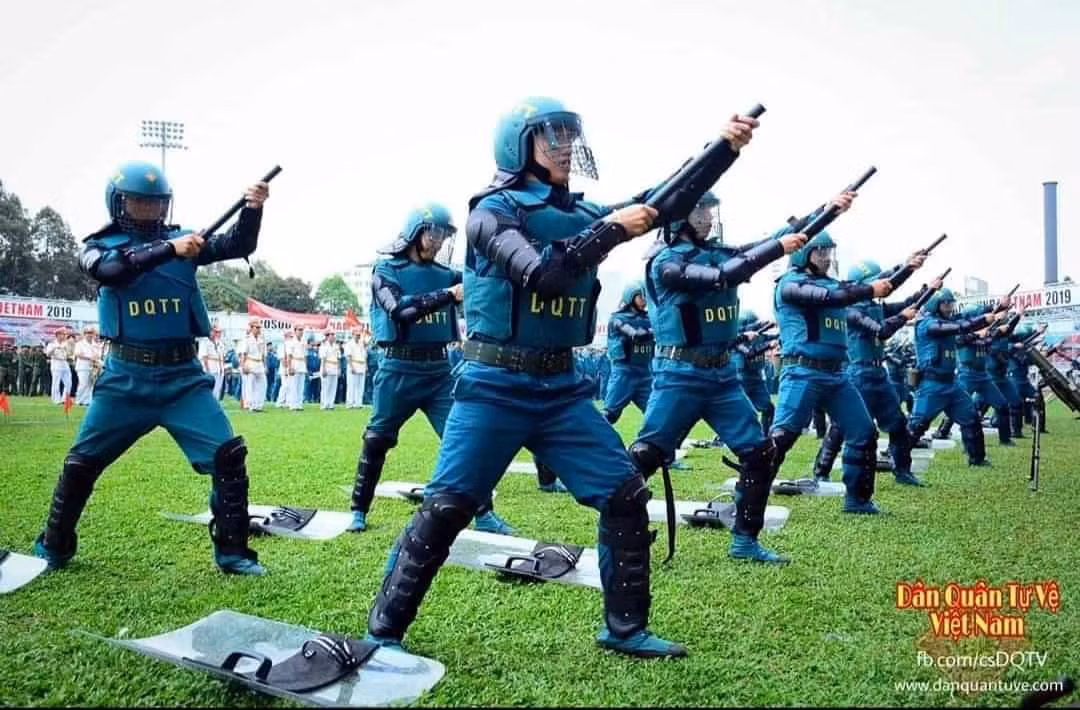 Bên cạnh đó vẫn là những loại vũ khí, công cụ hỗ trợ thường thấy như dùi cui, lá chắn, giáp, súng bắn đạn cao su,... Nguồn ảnh: DQTV.