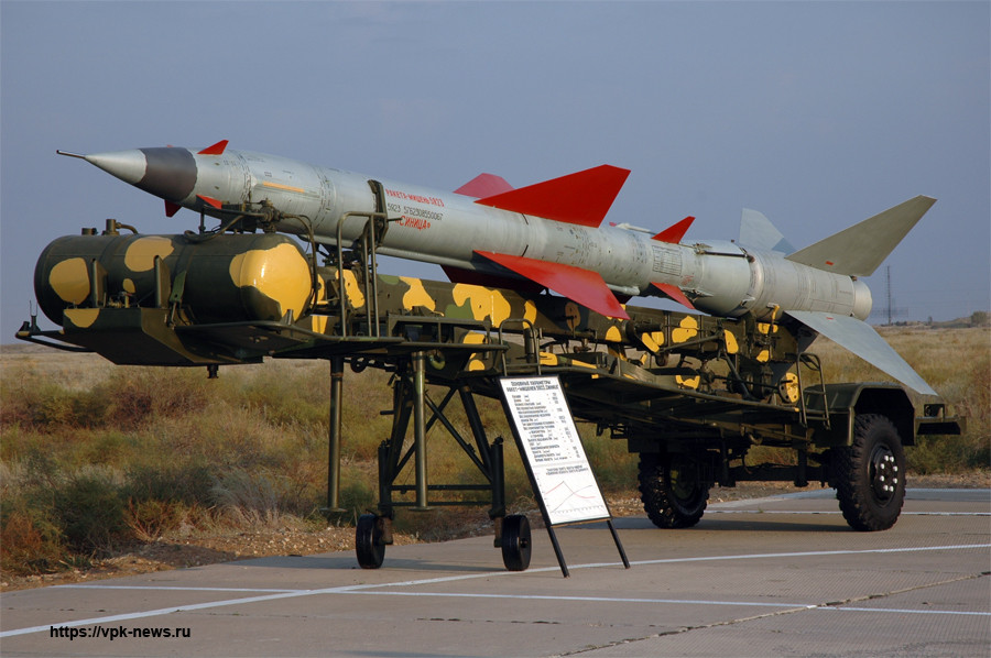 Bắt đầu từ năm 1979, Việt Nam được trang bị loại đạn tên lửa này cùng với bệ phóng SM-90, tất cả đều được thiết kế, cải biên dựa trên thành phần tổ hợp tên lửa phòng không S-75M của Liên Xô. Nguồn ảnh: TL.